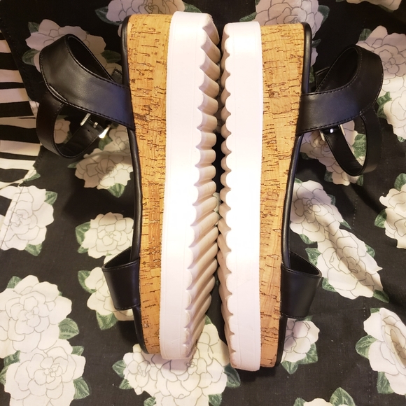 Madden Girl Black Platform Sandals EUC - Picture 4 of 7